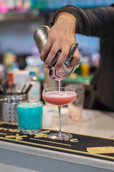 Eine Vertikale Aufnahme Eines Barmanns Der Einen Cocktail Ein Glas — Stockfoto