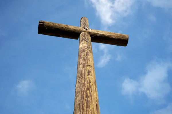 Angle Bas Une Croix Bois Sur Fond Bleu Ciel — Photo