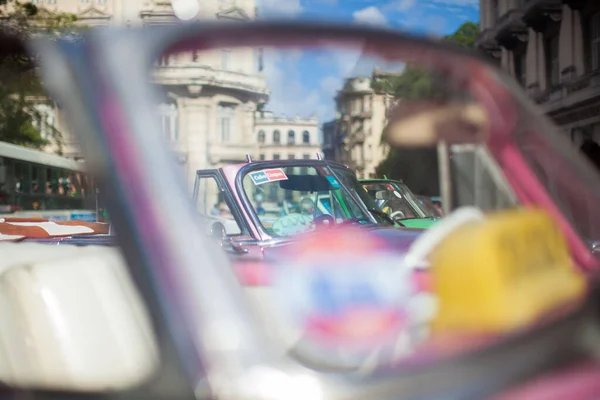 Closeup Shot Cars Pink Car Glass Cuba — Stock Photo, Image
