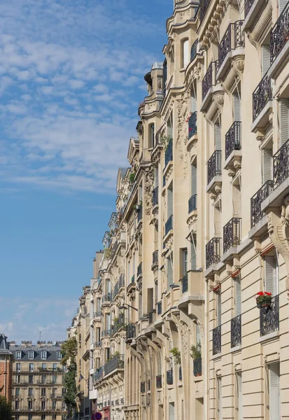 Μια Όμορφη Θέα Ενός Αρχιτεκτονικού Κτιρίου Στο Δρόμο Στο Παρίσι — Φωτογραφία Αρχείου
