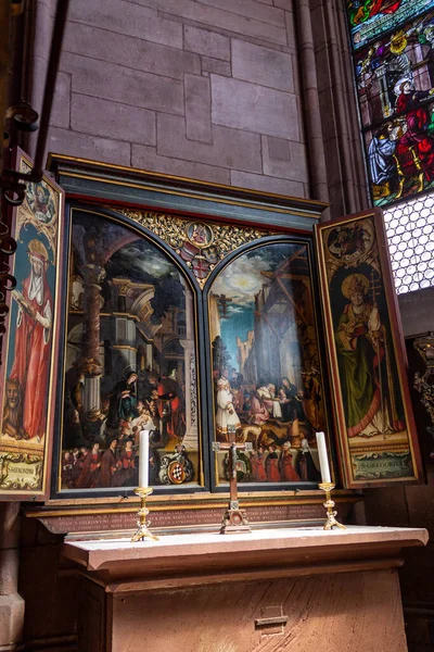 位于德国布雷斯高的弗赖堡大教堂的一座祭坛上 一幅美丽绘画的立面照片 — 图库照片