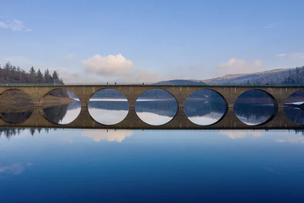 Uma Ponte Pedra Longa Bonita Com Arcos Refletidos Lago Azul — Fotografia de Stock