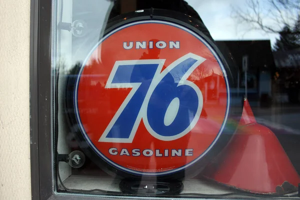 Primer Plano Del Cartel Union Gasoline Escaparate Una Tienda Antigüedades — Foto de Stock