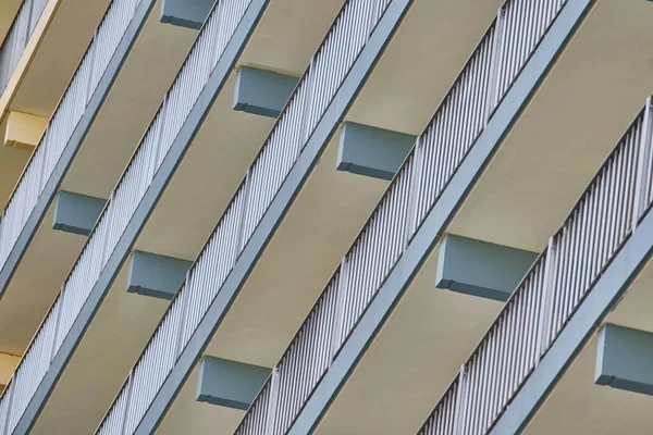 Низкоугольный Кадр Ограждения Похожими Балконами Отлично Подходит Заднего Плана — стоковое фото