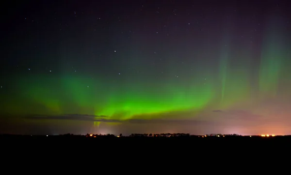 空の北の光と夜の街並みの空中風景 — ストック写真