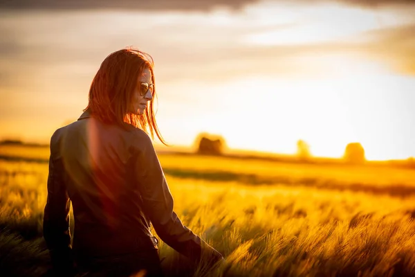 Young Woman Leather Jacket Standing Green Field Beautiful Sunset — Stock Photo, Image