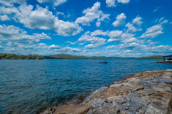 青い空の下の岩場の海岸からの湖の美しい景色 — ストック写真