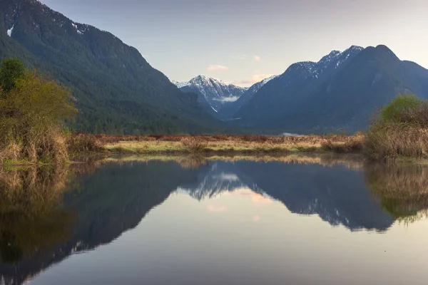 Sonnenaufgangsreflektionen Bei Pitt Meadows — Stockfoto