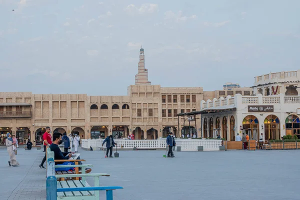 Souq Waqif Doha, Katar 'da çizim yaparken bankta oturan adam.