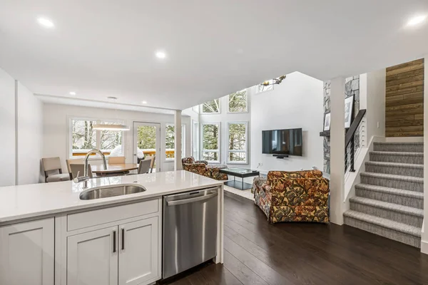 Açık bir konsepte sahip çağdaş bir ev.