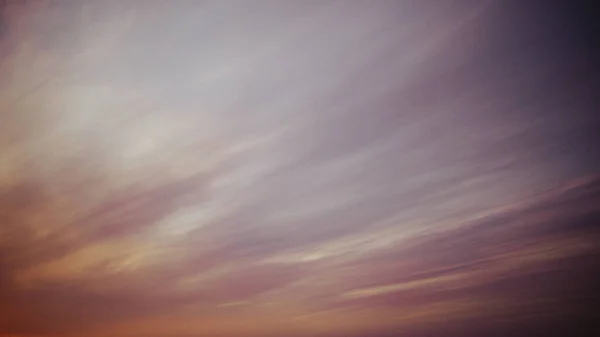 Vacker Utsikt Över Suddig Molnig Himmel Vid Rosa Solnedgång — Stockfoto