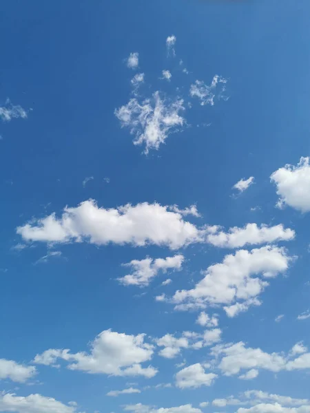 Una Vista Panorámica Nubes Blancas Acumulativas Alto Del Cielo Azul —  Fotos de Stock