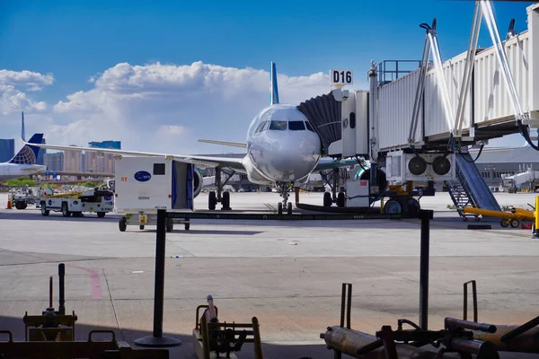 Θέα Ενός Αεροπλάνου Που Φορτώνει Στο Αεροδρόμιο Μια Ηλιόλουστη Μέρα — Φωτογραφία Αρχείου