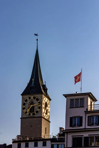 Eine Vertikale Aufnahme Des Turms Der Peter Kirche Zürich — Stockfoto