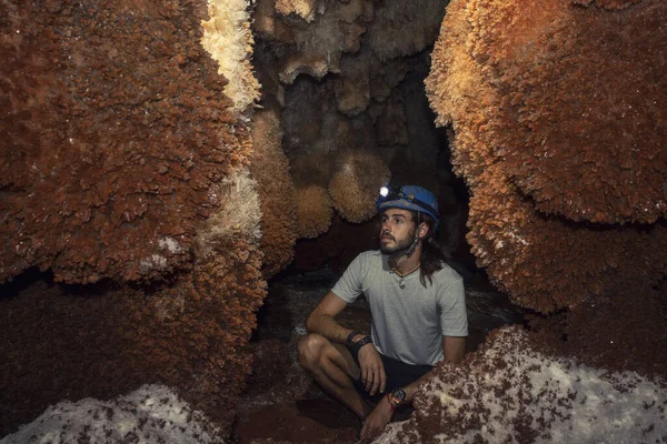 キューバの大規模なベラマー洞窟 Cuevas Bellamar の鉱山ヘルメットの若い観光客 — ストック写真