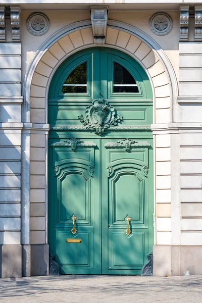 Париж Зеленая Деревянная Дверь Типичное Здание Округе — стоковое фото