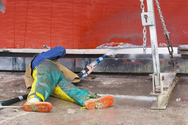 Trabajador Chorro Arena Casco Corroído Buque Vela Con Sistema Chorro — Foto de Stock