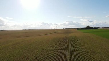 Bulutlu bir arkaplanda geniş tarım alanlarının havadan görünüşü