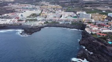 Playa de la Arena sahili deniz manzaralı. Playa de la Arena Plajı Puerto de Santiago, Tenerife, Kanarya Adaları.
