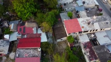Bacalar Town, Quintana Roo, Meksika 'daki cadde ve evlerin havadan görünüşü