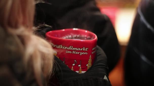 Gros Plan Une Fille Buvant Café Par Une Froide Journée — Video