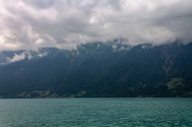 Alplerin arka planına karşı Brienz Gölü 'nün güzel manzarası. Interlaken, İsviçre.