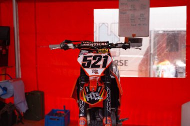 Motokrosta bir motosikletin yakın çekimi.