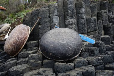 Denizin kıyısında iki Vietnamlı balıkçı teknesi.