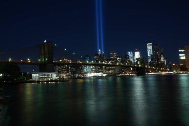 Brooklyn Köprüsü ve New York Şehri gökdelenleri 11 Eylül 'de anılan mavi ışıklarla dolu.