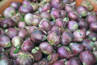 Arka planda kırmızı soğan kullanılıyor. Markette taze soğan. Taze Meyve Dükkanında Kırmızı Soğan Satılık Taze Soğan Tayland Taze Pazarında