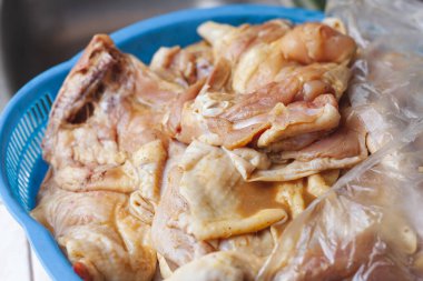 Bir kase taze çiğ tavuk budu.