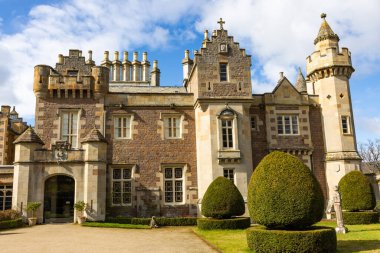 Abbotsford, Sör Walter Scott 'ın İskoç sınırlarındaki Tweed Nehri' ndeki evi.