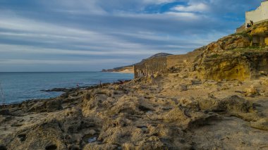 Tanca 'nın kayalık kıyıları gün ışığında