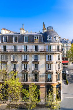 Paris, güzel bir bina, Bastille Meydanı.