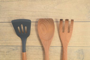 Ahşap bir masa yüzeyindeki mutfak aletleri..