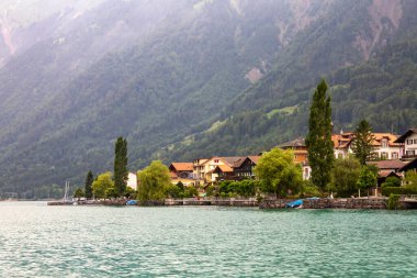 Brienz Gölü 'nün güzel manzarası ve Alplerle çevrili küçük kasaba. Interlaken, İsviçre.