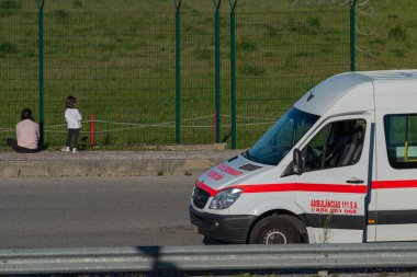 Yoldan geçen bir ambulans ve acil servis.