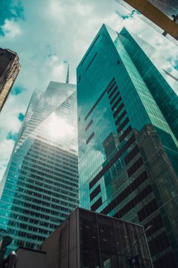 Cam cepheli modern binaların alçak açılı bir görüntüsü.
