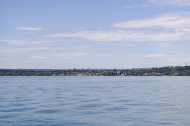 Bulutlu gökyüzünün altında Constance Gölü 'nün güzel bir görüntüsü.