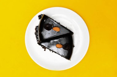 Kafe, toplantı, kahve molası ya da çay molası ve doğum günü partisi için ahşap masa üzerindeki çikolatalı pasta dilimi.