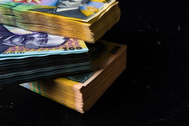 Karanlık bir yüzey - dünya para kavramı üzerine bir yığın LEI Romen banknotunun yakın çekimi