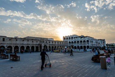 Souq Waqif Meydanı 'ndaki insanlar, Katar eyaletinde, Doha' da bir pazar yeri.