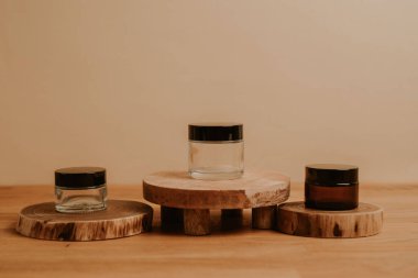 Kesilmiş ağaç kütüğünün üzerindeki cilt ürününün kabının güzel bir arkaplan görüntüsü.