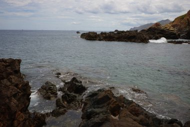 Yazın sahilden çekilen bulutlu mavi gökyüzü