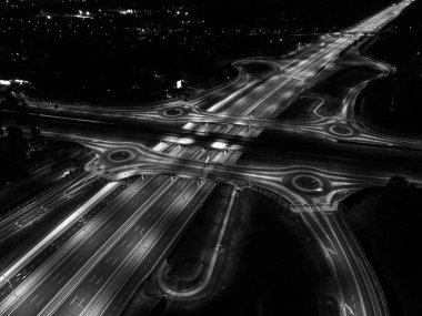 Polonya, Varşova 'da siyah beyaz otoyol kavşağı