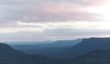Gün batımında mavi dağların güzel bir görüntüsü..