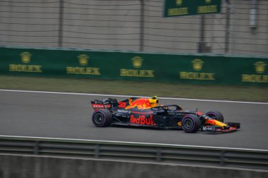 Çin 'de 15. ve 16. virajlar arasında 2018 model Red Bull Racing F1 otomobili. Sürücü Max Verstappen..