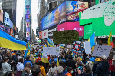 Katılımcılar Times Square, New York 'ta Ukrayna' ya destek vermek için Ukrayna bayrakları taşıyorlar