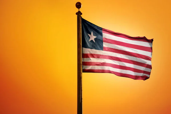 Die Nationalflagge Liberias Einem Fahnenmast Auf Orangefarbenem Hintergrund — Stockfoto