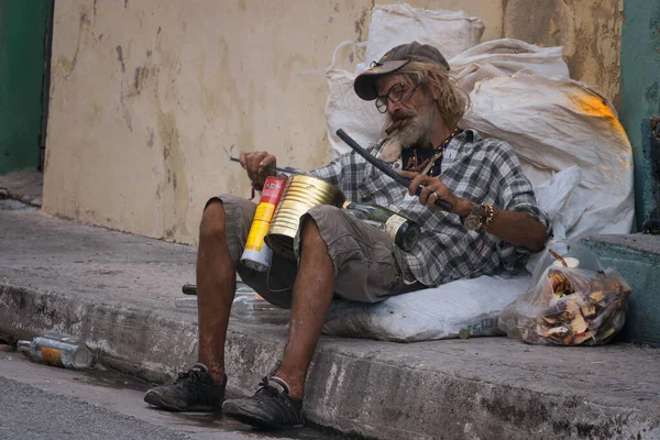 2本の缶で通りで音楽を演奏している老人 — ストック写真